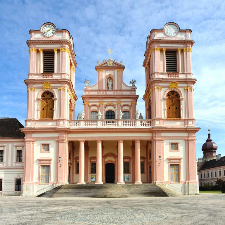 Gaestehaus Benediktinerstift Goettweig - Bed & Breakfast Monastery Bed & Breakfast Furth bei Gottweig Bagian luar foto