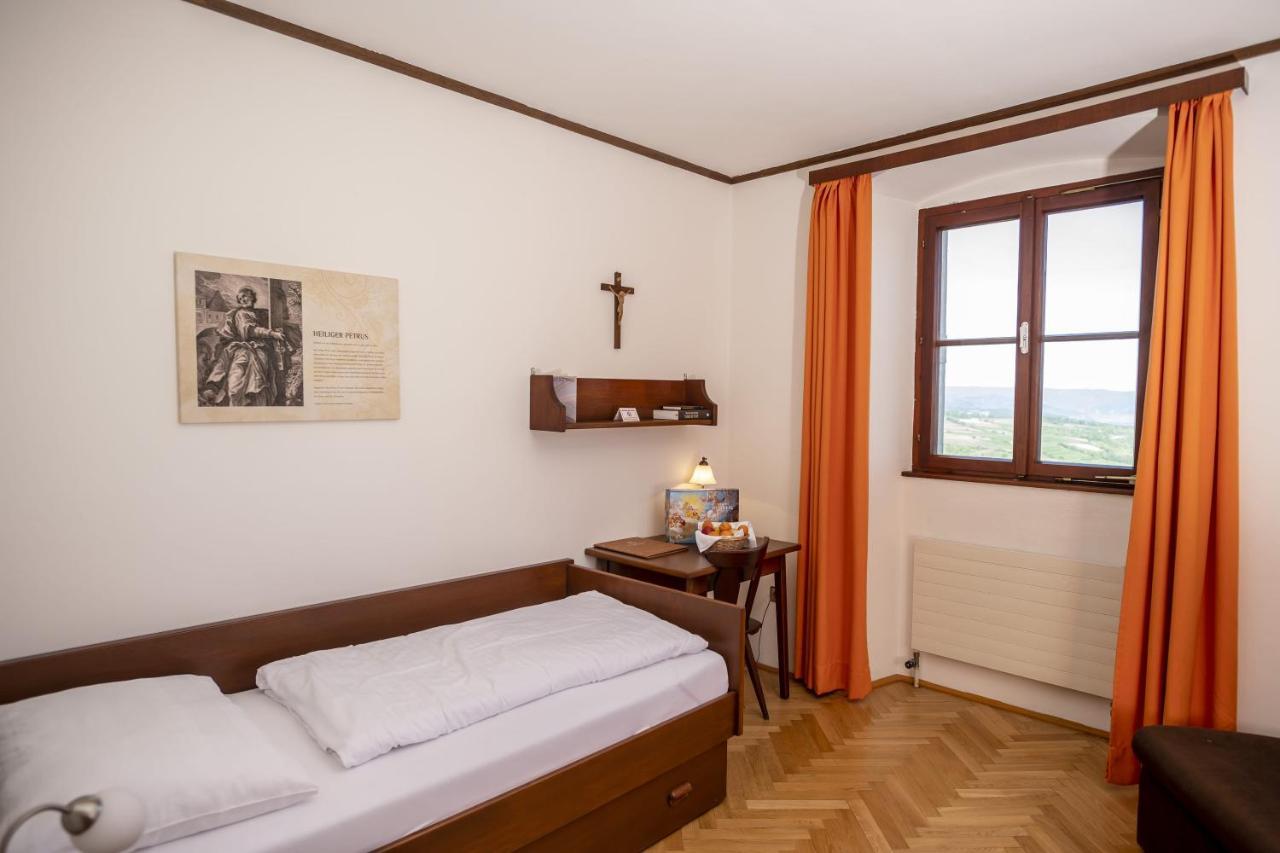 Gaestehaus Benediktinerstift Goettweig - Bed & Breakfast Monastery Bed & Breakfast Furth bei Gottweig Bagian luar foto