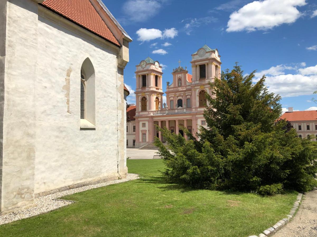 Gaestehaus Benediktinerstift Goettweig - Bed & Breakfast Monastery Bed & Breakfast Furth bei Gottweig Bagian luar foto