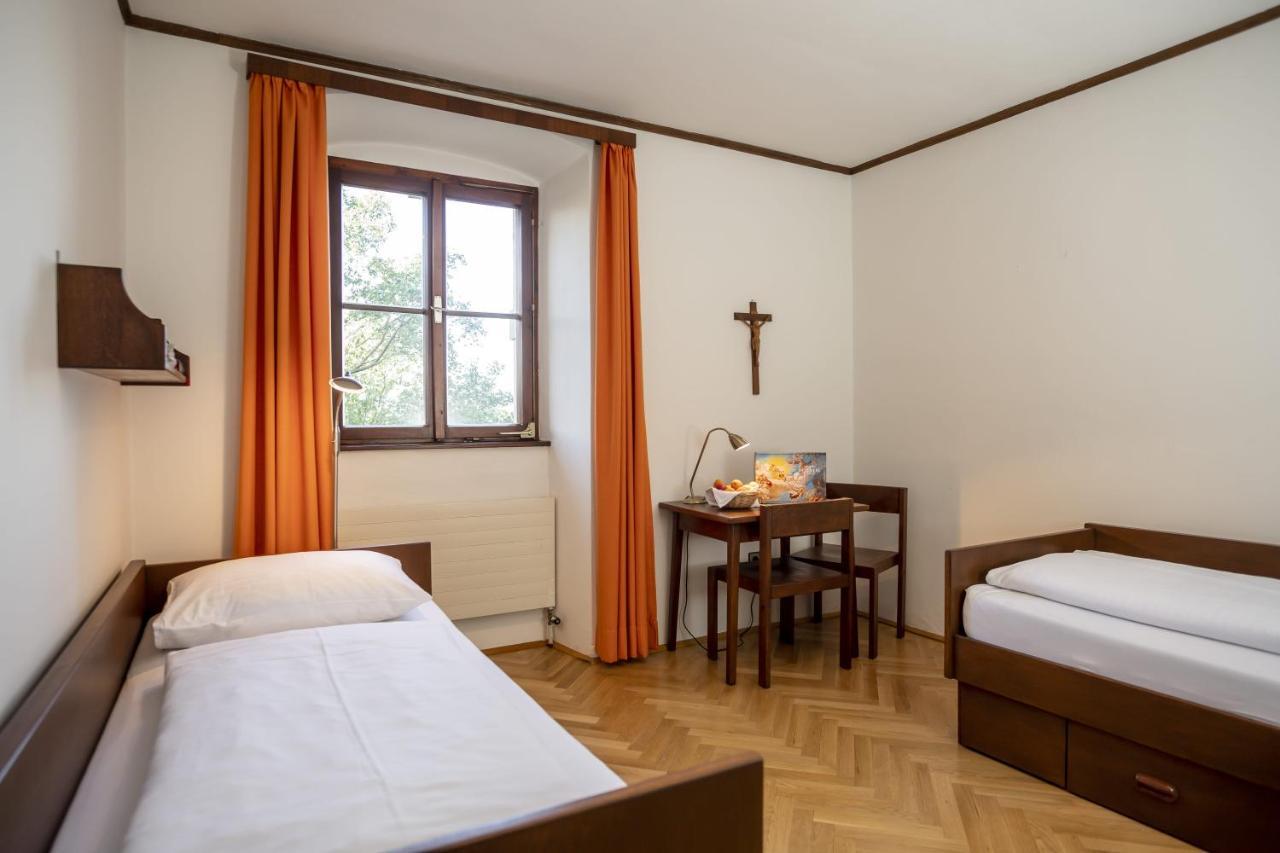 Gaestehaus Benediktinerstift Goettweig - Bed & Breakfast Monastery Bed & Breakfast Furth bei Gottweig Bagian luar foto